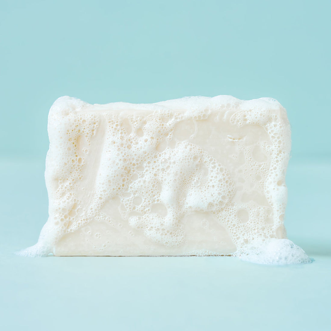 Soap-free shampoo bar creating creamy lather for sensitive scalp and hair